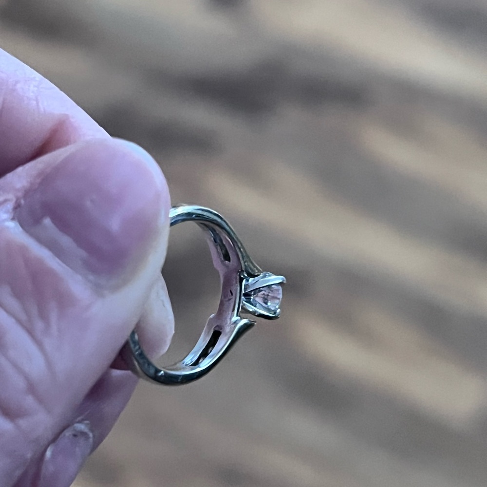 Engagement ring - Picture 8 of 8